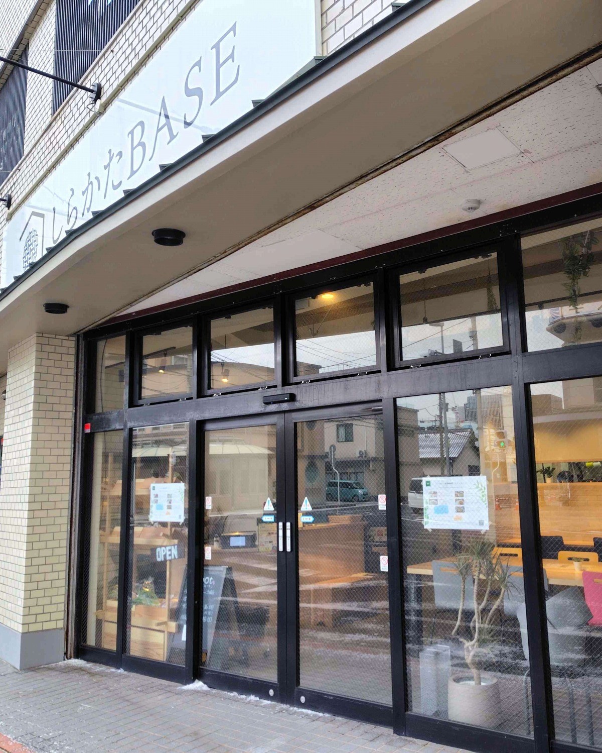 松江市白潟本町の八百屋カフェ『rooot』の外観