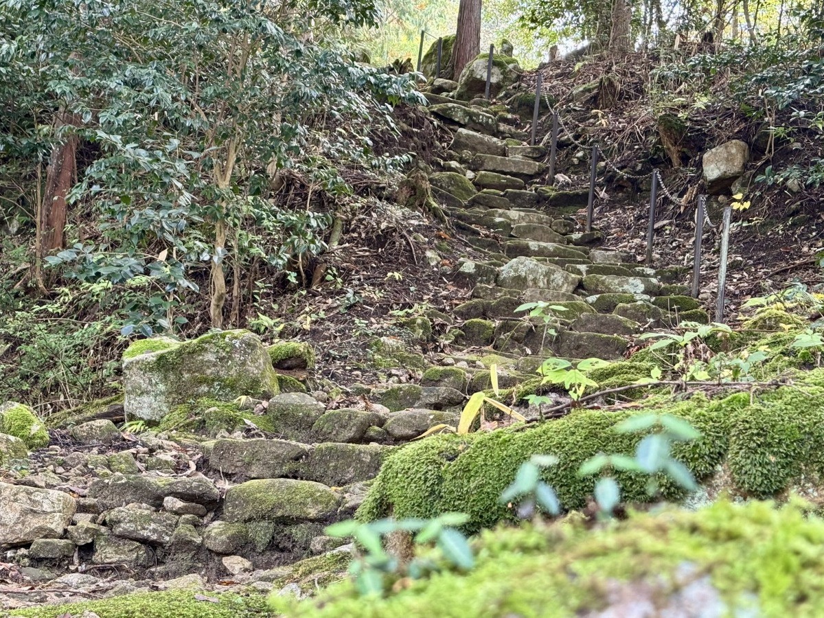 鳥取市佐治町大井にある『熊野神社遺跡』の散策路