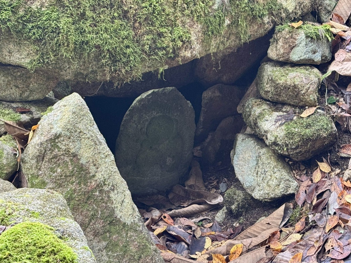 鳥取市佐治町大井にある『熊野神社遺跡』の石仏