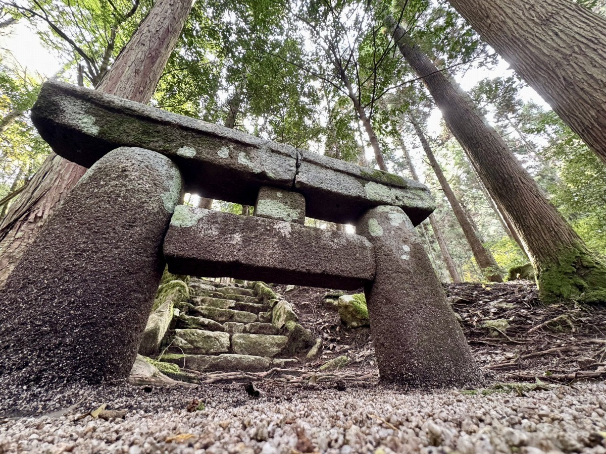 鳥取市佐治町大井にある『熊野神社遺跡』の鳥居