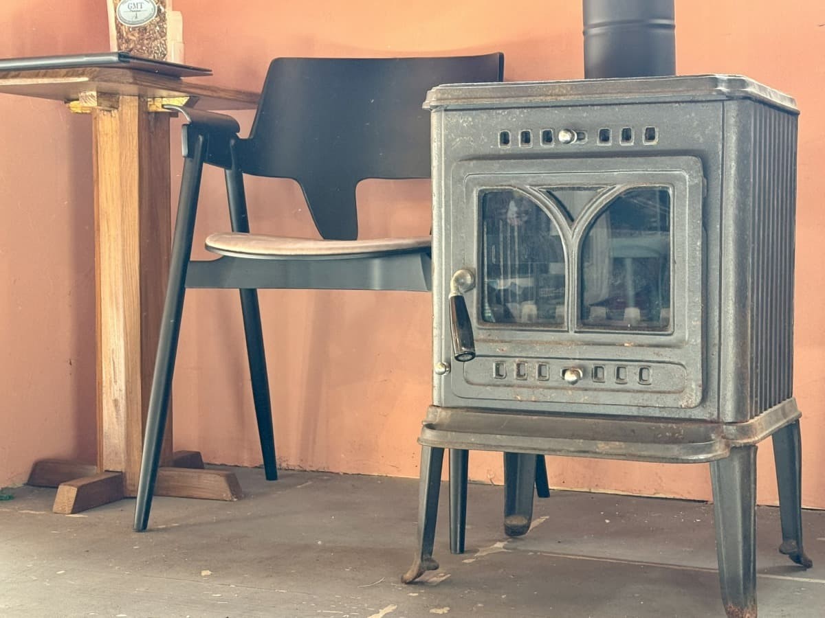 鳥取県米子市の古民家カフェ『カフェトムテ』の薪ストーブ