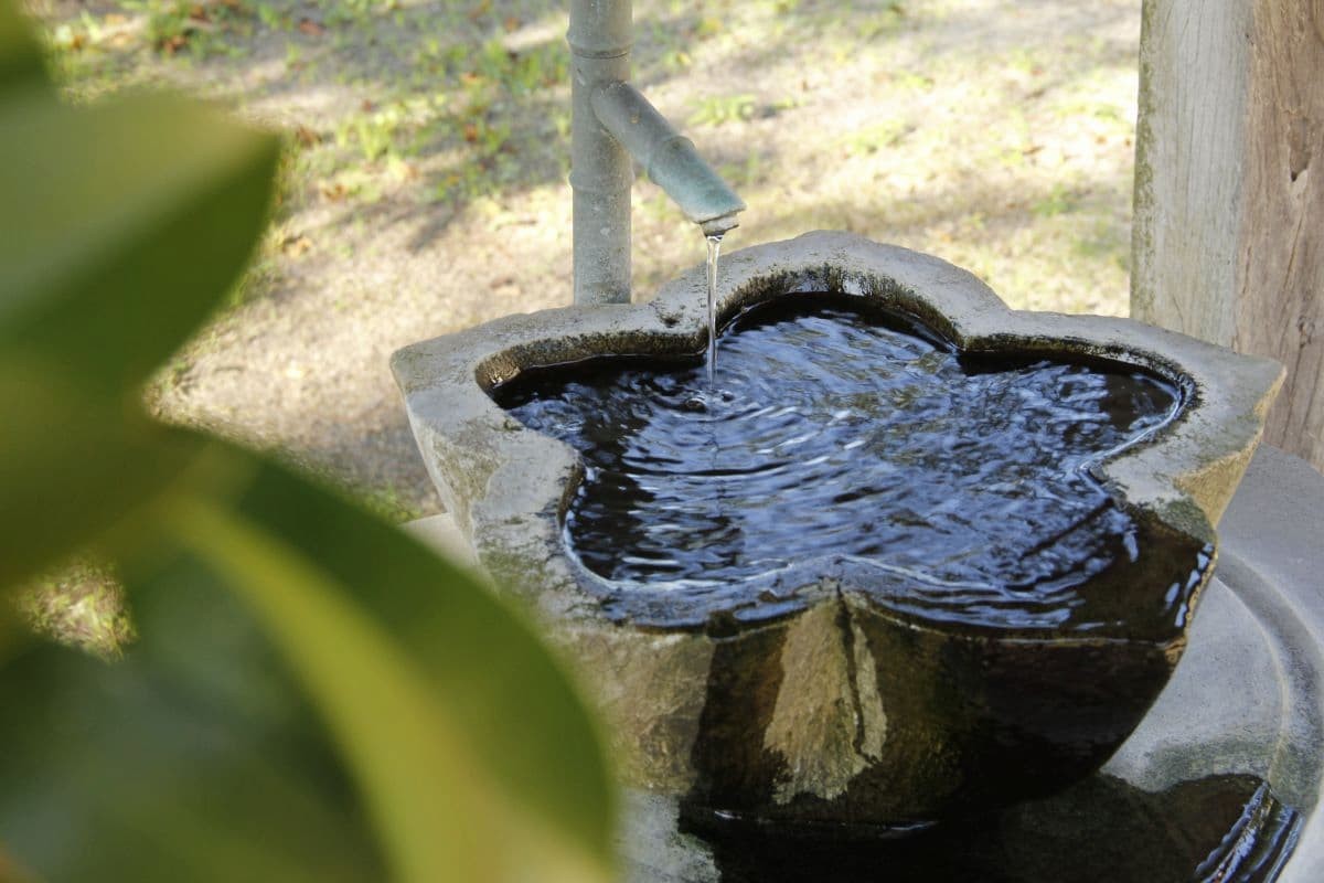 大田市「佐比賣山神社」の手水舎