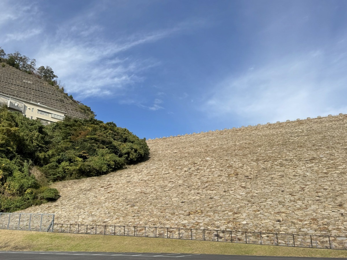 鳥取市国府町の公園『殿ダム記念広場』のダムの壁