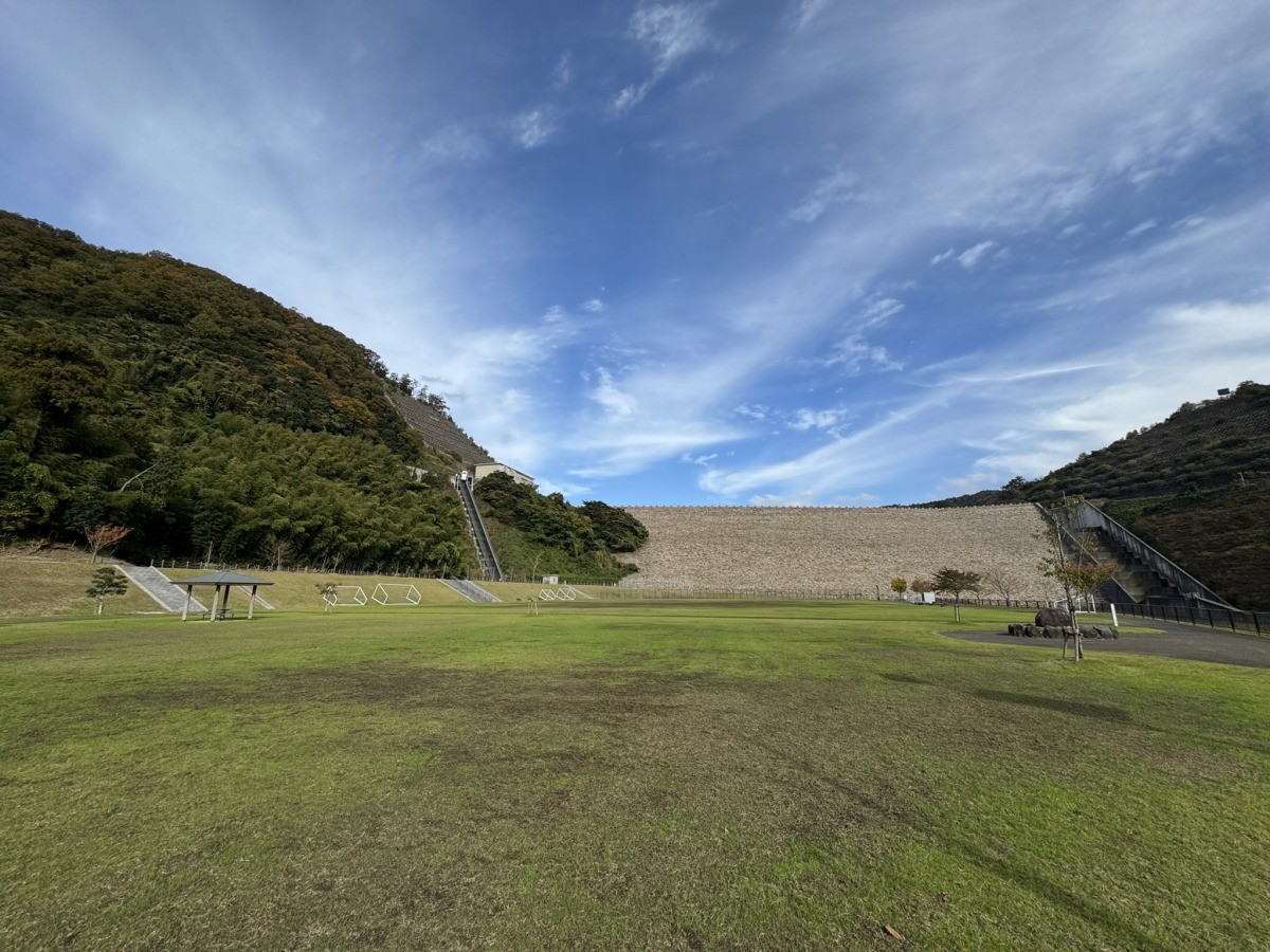 鳥取市国府町の公園『殿ダム記念広場』の芝生広場