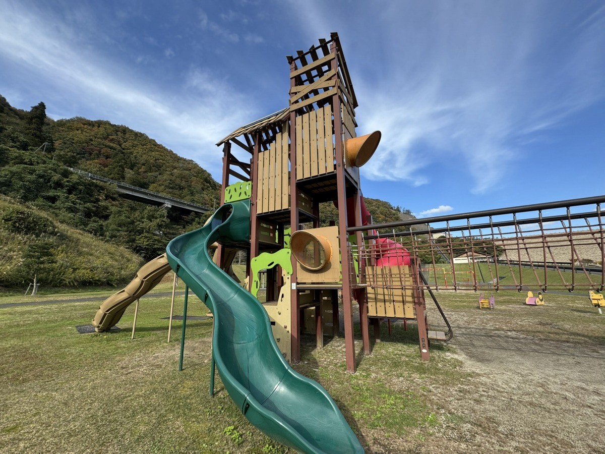 鳥取市国府町の公園『殿ダム記念広場』のコンビネーション遊具