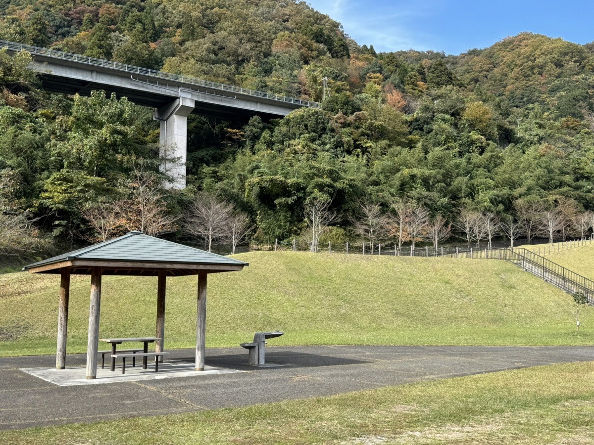 鳥取市国府町の公園『殿ダム記念広場』の東屋