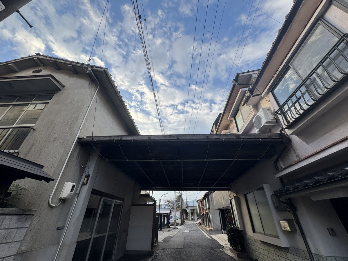 松江市寺町に残る「人参方」の門