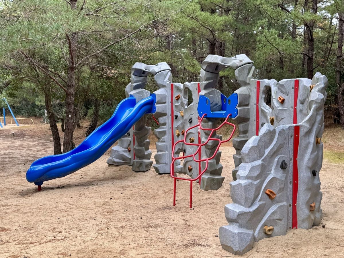 島根県出雲市の人気遊び場『島根県立浜山公園（林間こども広場）』のロッククライミング遊具