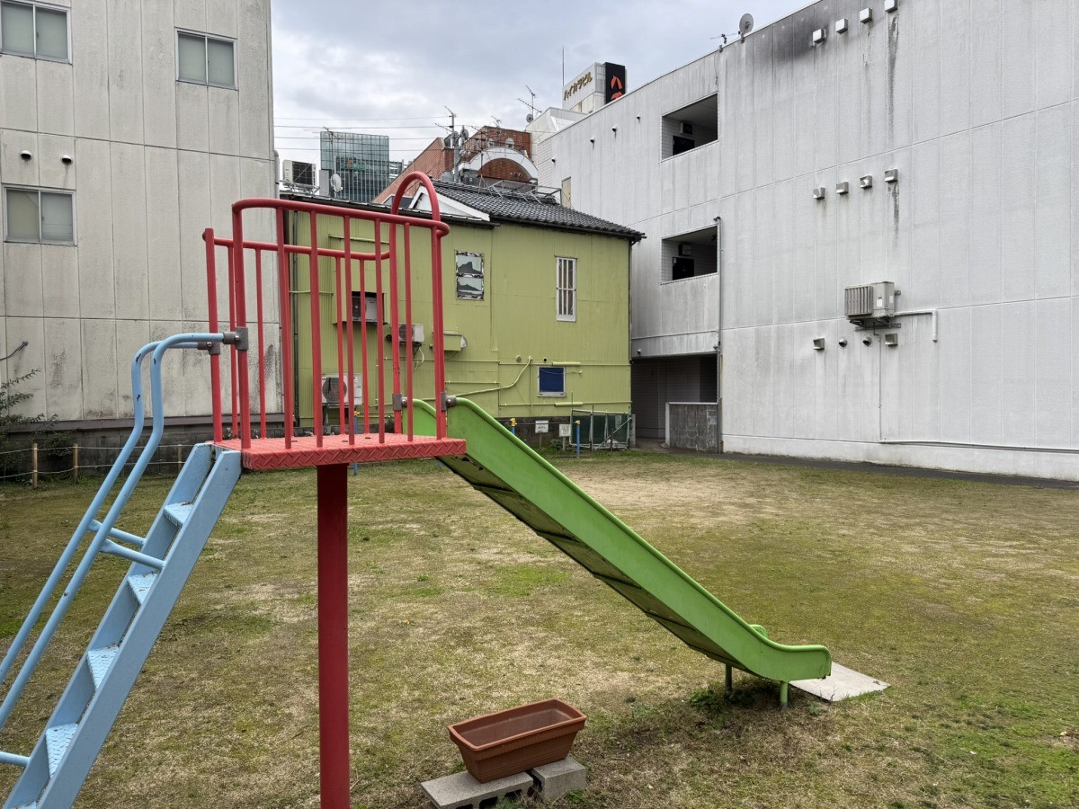 松江市伊勢宮町にある公園『伊勢宮児童遊園地』のすべり台