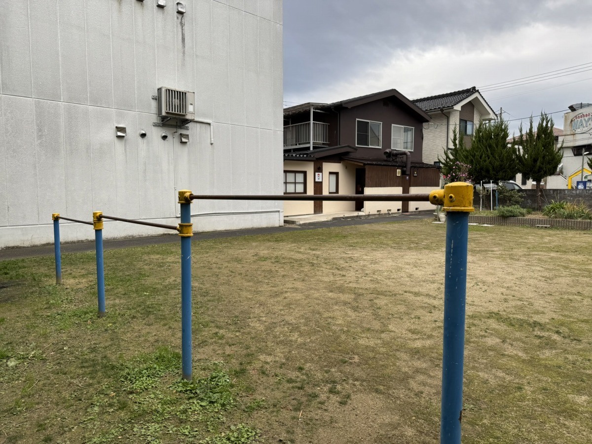 松江市伊勢宮町にある公園『伊勢宮児童遊園地』の鉄棒