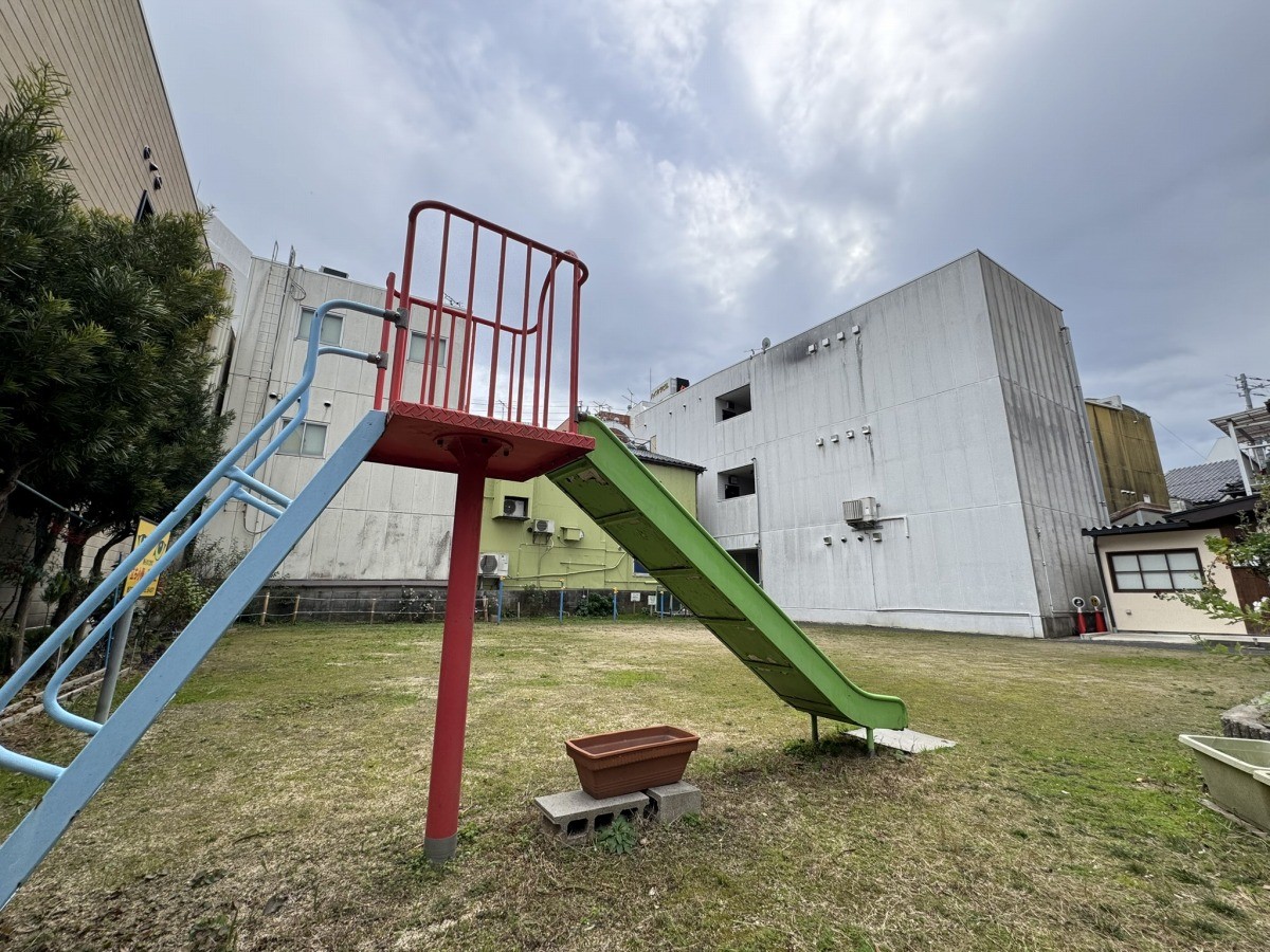松江市伊勢宮町にある公園『伊勢宮児童遊園地』の全景