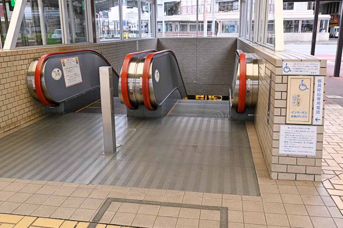 JR鳥取駅前のエスカレーター