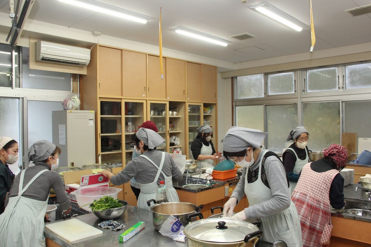 島根県大田市で開催されている「地域食堂どがなか屋」の開催中の様子