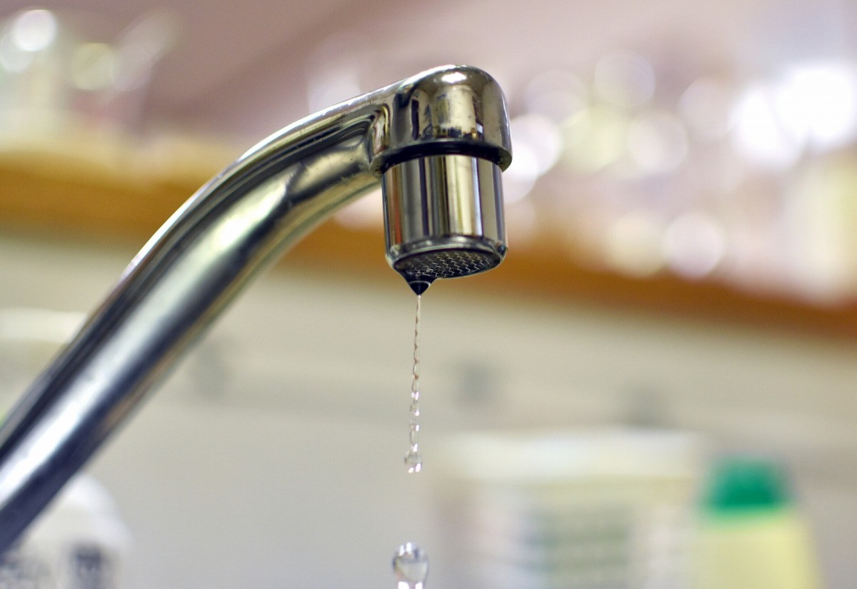 蛇口から垂れる水滴