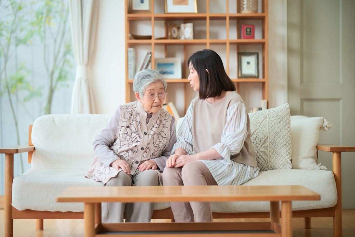 会話するシニア