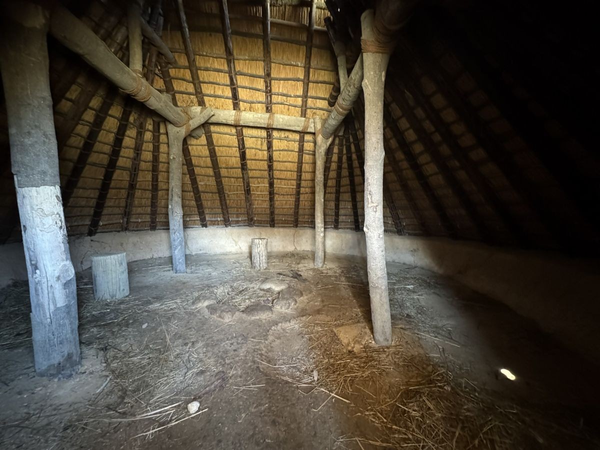 米子市の歴史公園「伯耆古代の丘公園」の竪穴住居の内部