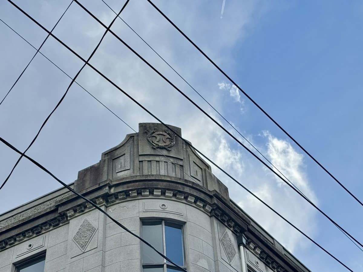 米子市道笑町に立つ近代建築「米子専門大店」の外観