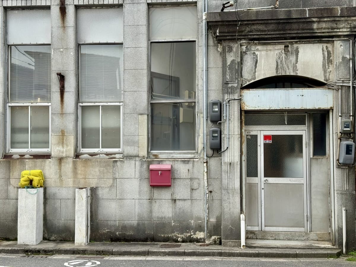 米子市道笑町に立つ近代建築「米子専門大店」の外観