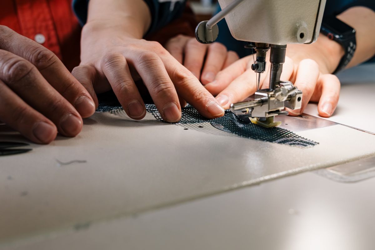 ミシンを使う編集部いしやん