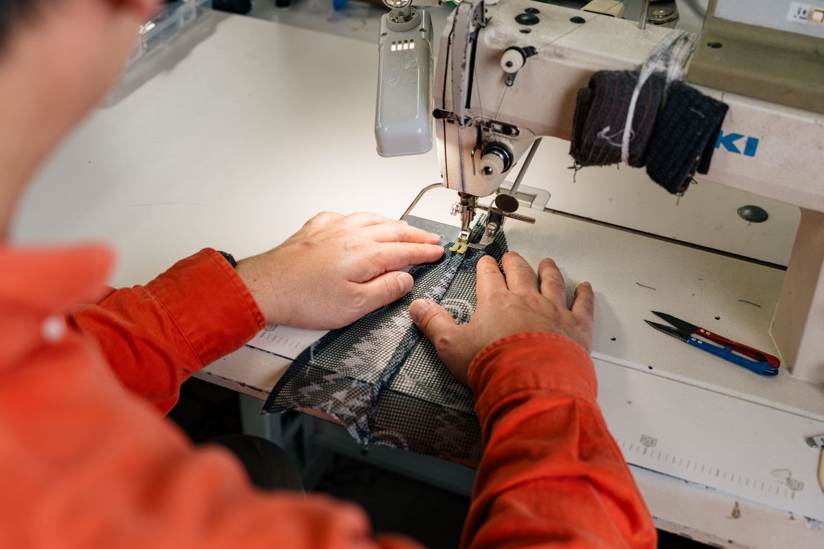 ミシンを使う編集部いしやん