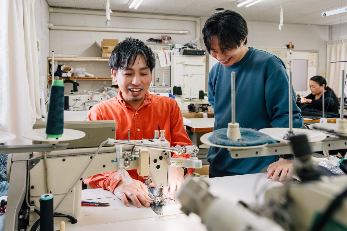 ミシンを使う編集部いしやん