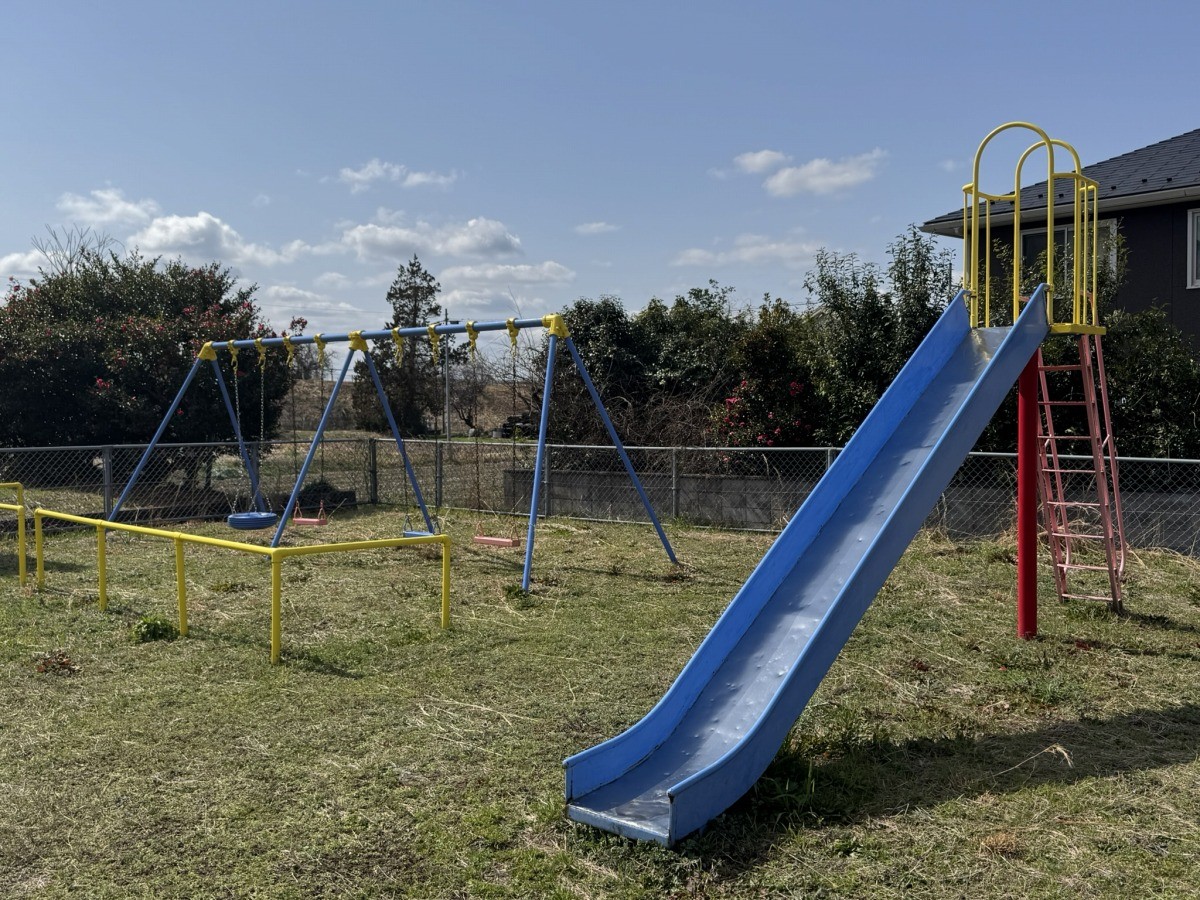 米子市日下の公園『日下児童遊園地』にあるブランコとすべり台