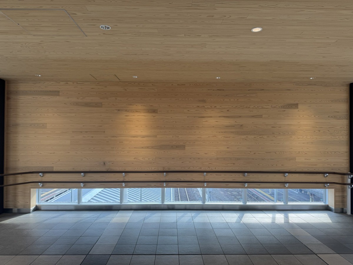 米子駅の南北をつなぐ自由通路「がいなロード」の壁