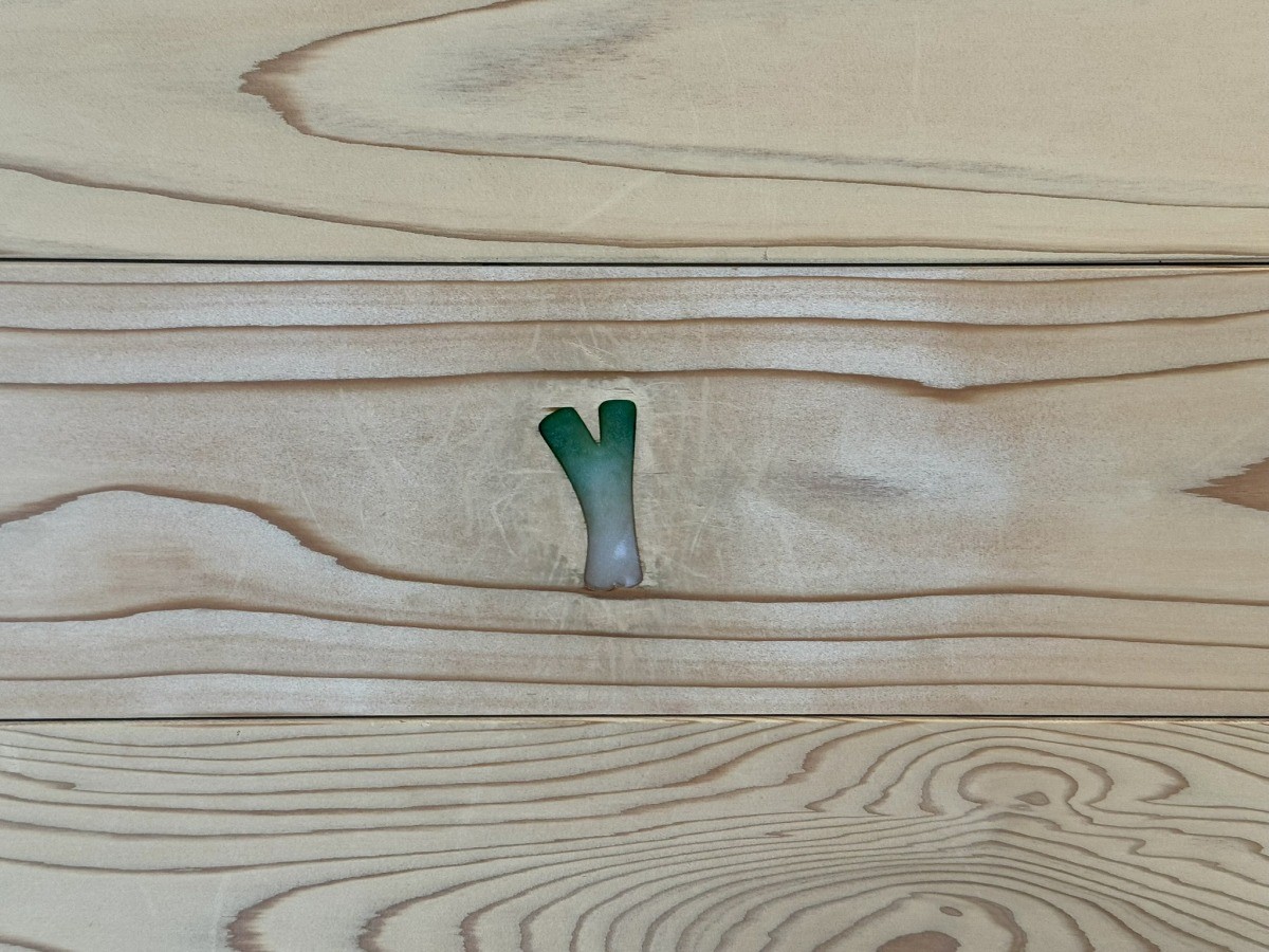 米子駅の南北をつなぐ自由通路「がいなロード」にあった埋め木のヨネギーズ