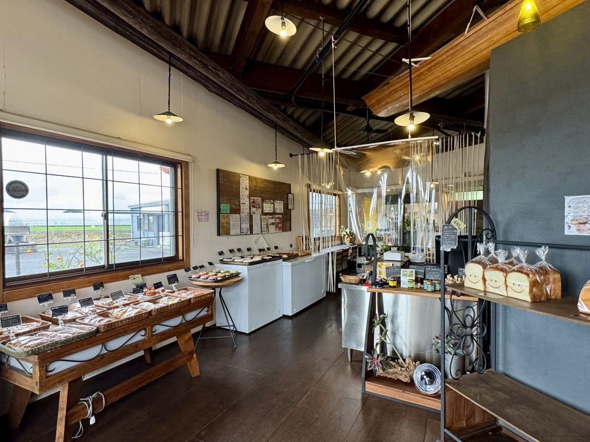 鳥取県伯耆町の人気パン屋『おいしいパンの満てん』の店内