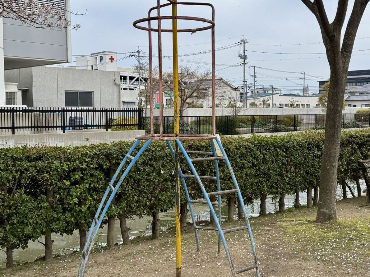 松江市米子町の公園『城東都市緑地』の登り棒