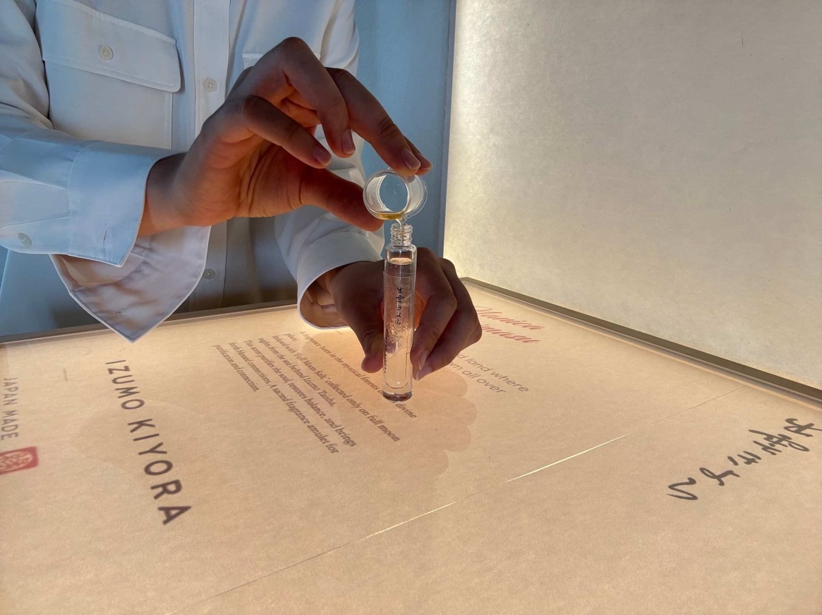 出雲市にある体験施設『出雲きよら』での香水作り体験の様子