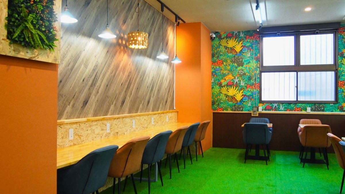 鳥取駅前の無人カフェ『セルフカフェ鳥取駅前店』の店内