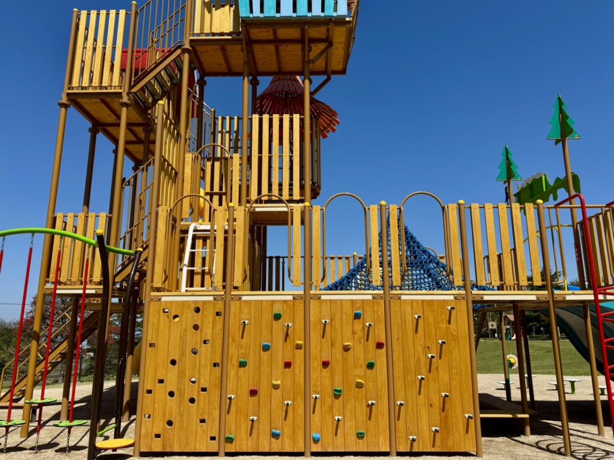 鳥取県伯耆町の遊び場『伯耆町総合スポーツ公園』のリニューアルした大型遊具