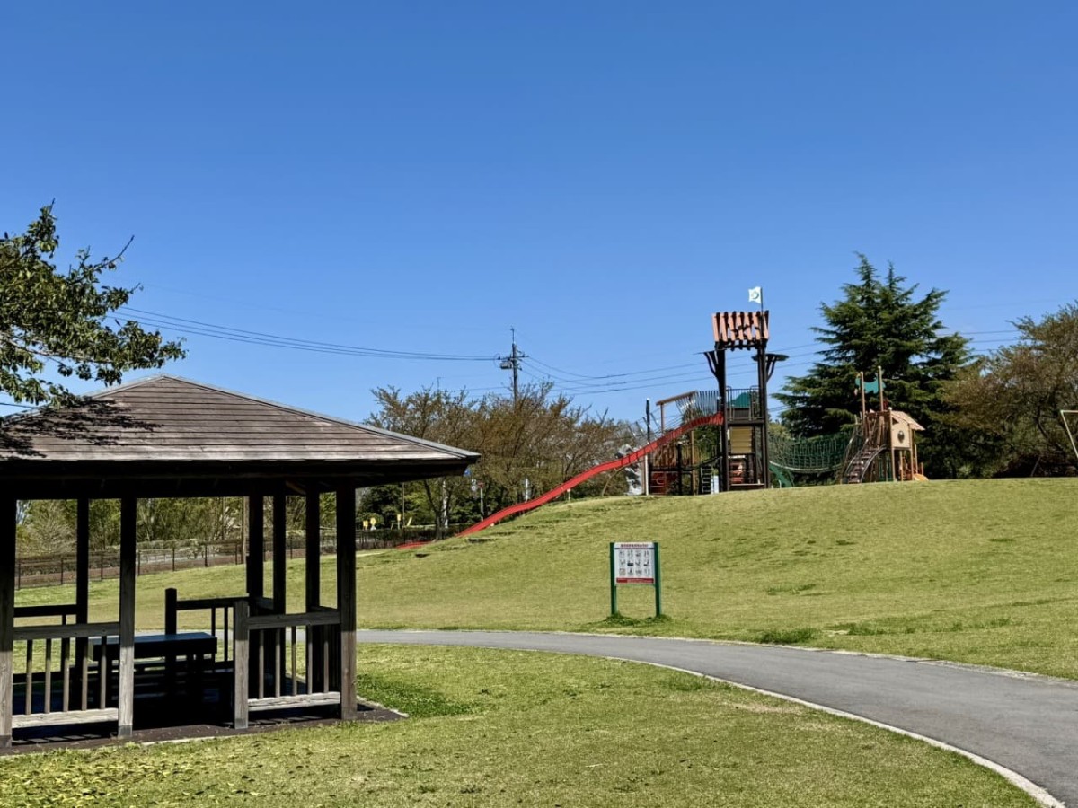鳥取県伯耆町の遊び場『伯耆町総合スポーツ公園』の東屋