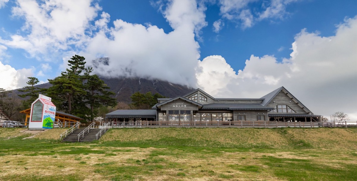 大山観光の拠点『大山まきばみるくの里』の外観