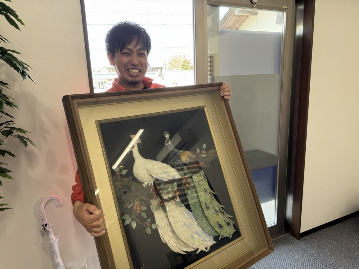 美術品を持ち込む編集部いしやん