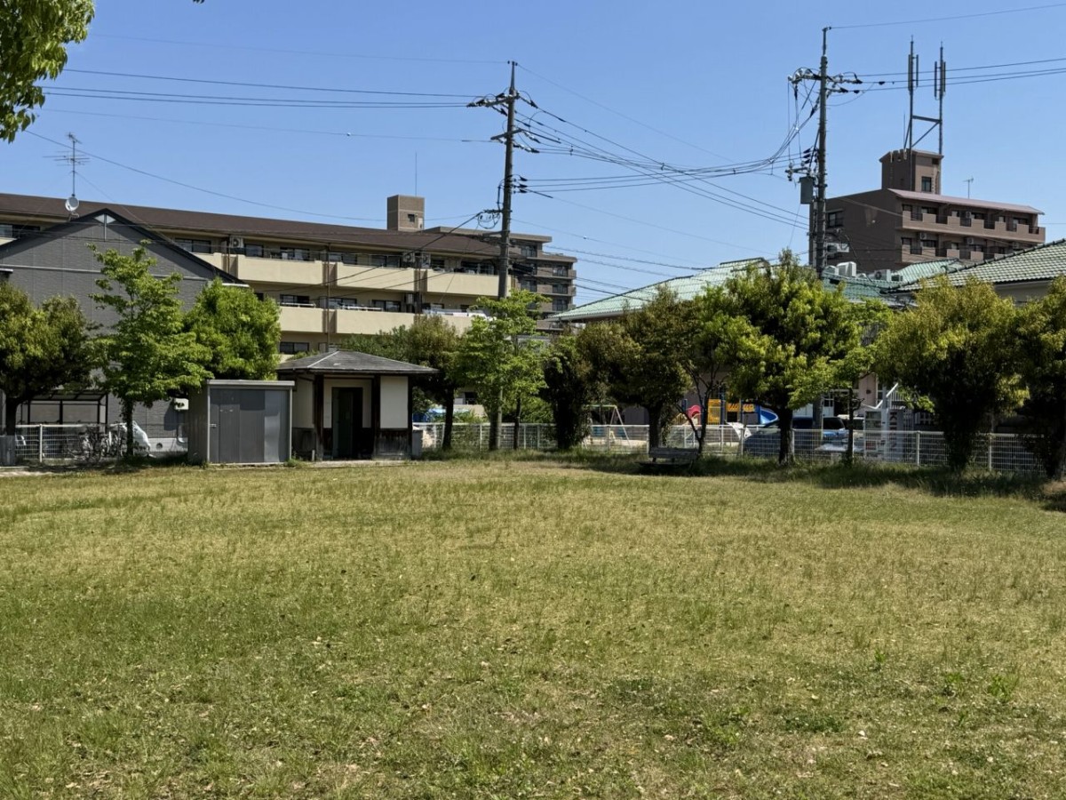 松江市学園にある『川口児童公園』の芝生広場