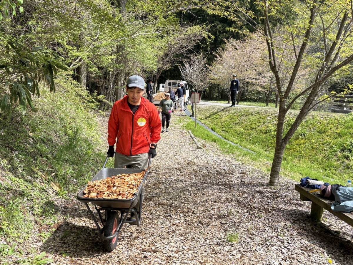 飯南町で開催されたセラピーロードのウッドチップ敷きプログラムの様子の様子