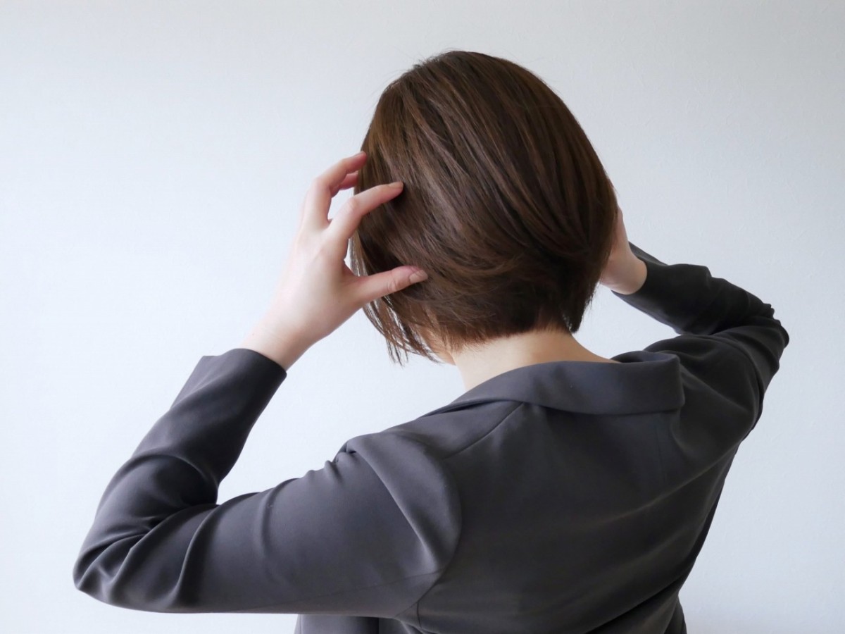 頭を抱えている女性