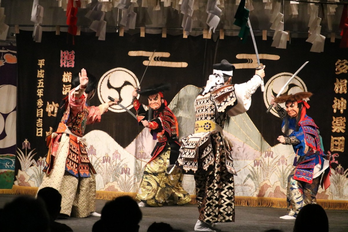大田市・三瓶山で開催される舞台「石見神楽 多根神楽団 三瓶山北の原 姫逃池公演」の過去開催時の様子