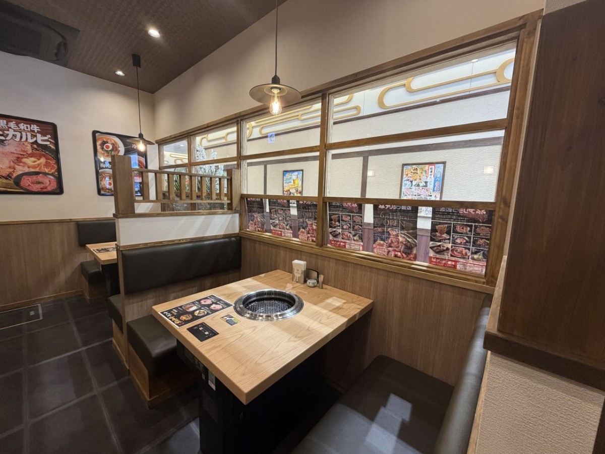 島根県松江市の焼肉店「アリラン飯店松江店」のテーブル席