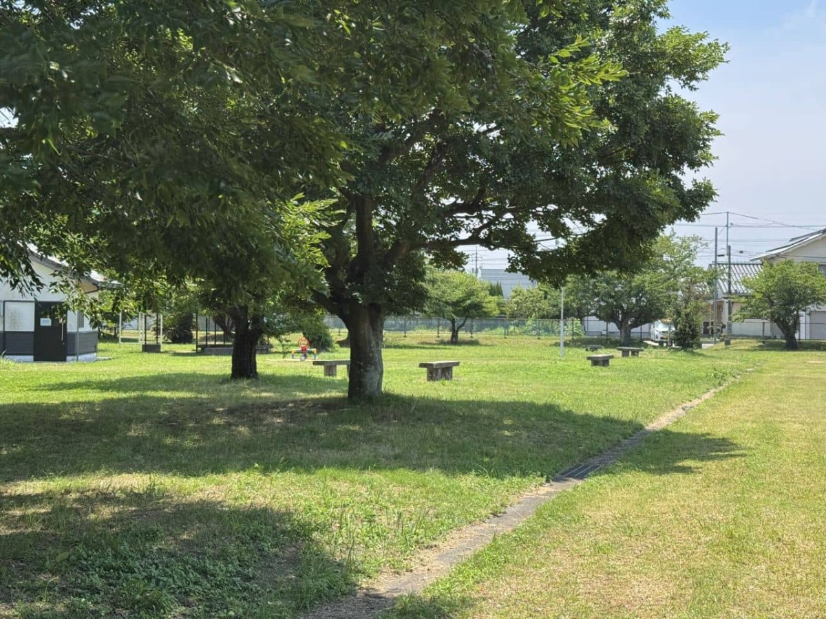 境港市元町にある『下ノ川一号公園』の木陰
