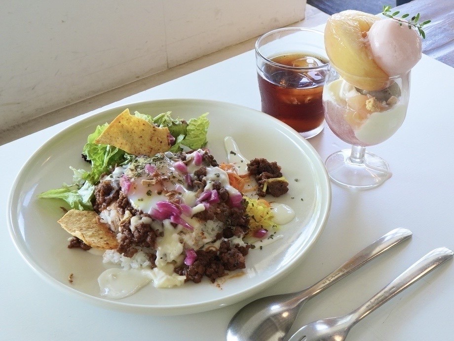 松江市の人気カフェ「HAUS」の「ランチとミニ桃パフェセット」