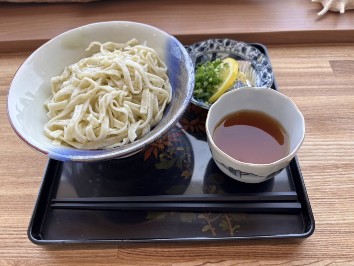 松江市美保関町にオープンする「わいわい食堂」のめかぶうどん