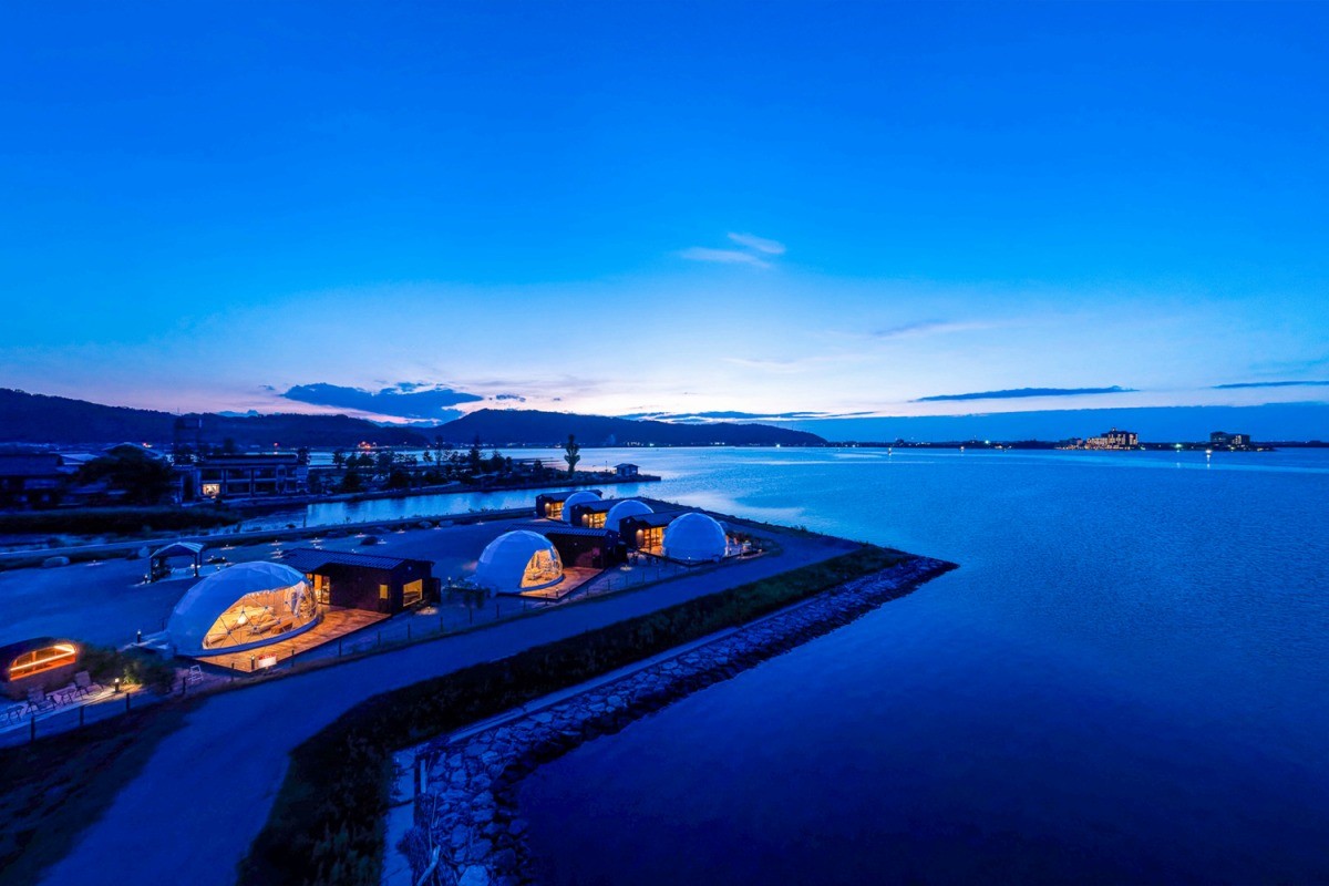 鳥取県湯梨浜町のグランピング施設『グランレイク鳥取』の夜間の全景