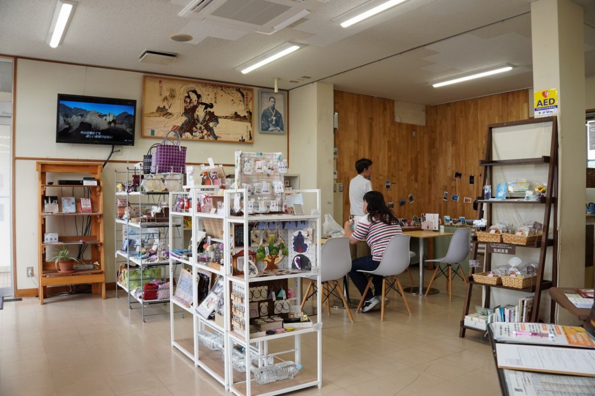 松江市・JR揖屋駅すぐ隣の『東出雲まちの駅女寅』の店内