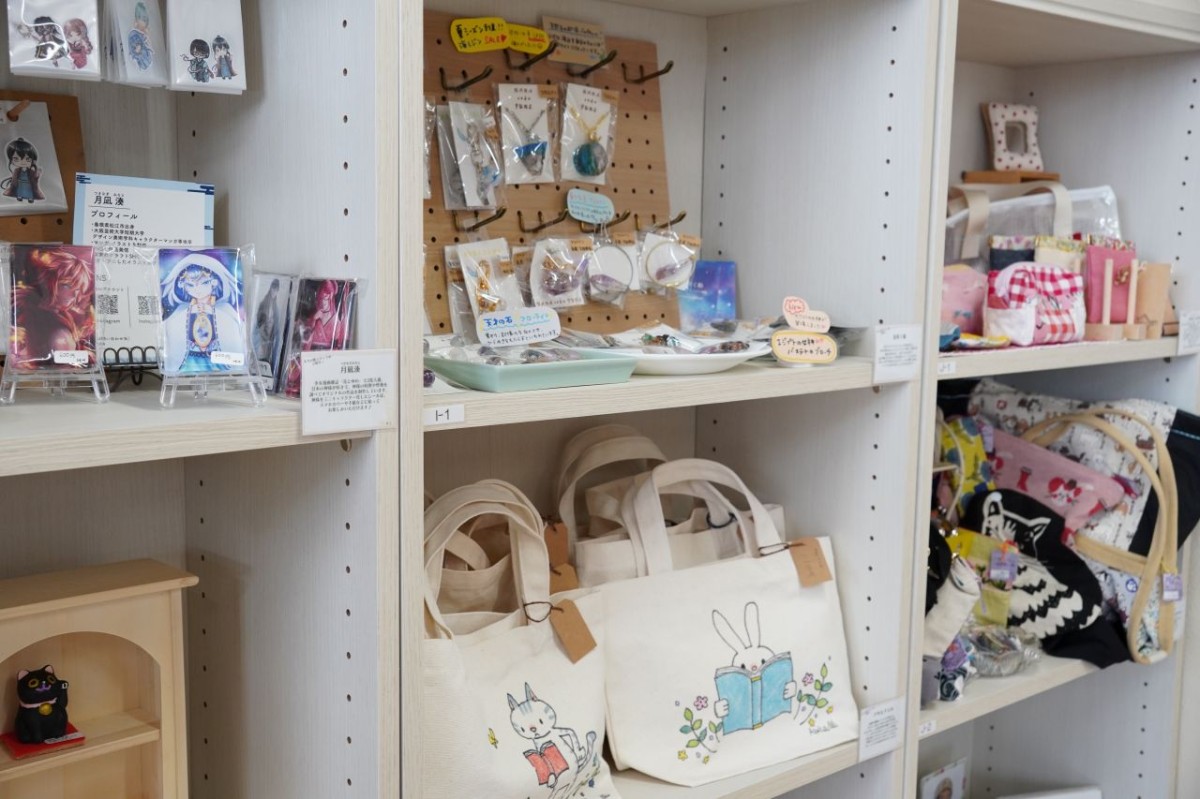 松江市・JR揖屋駅すぐ隣の『東出雲まちの駅女寅』のクラフト作品の展示販売コーナー