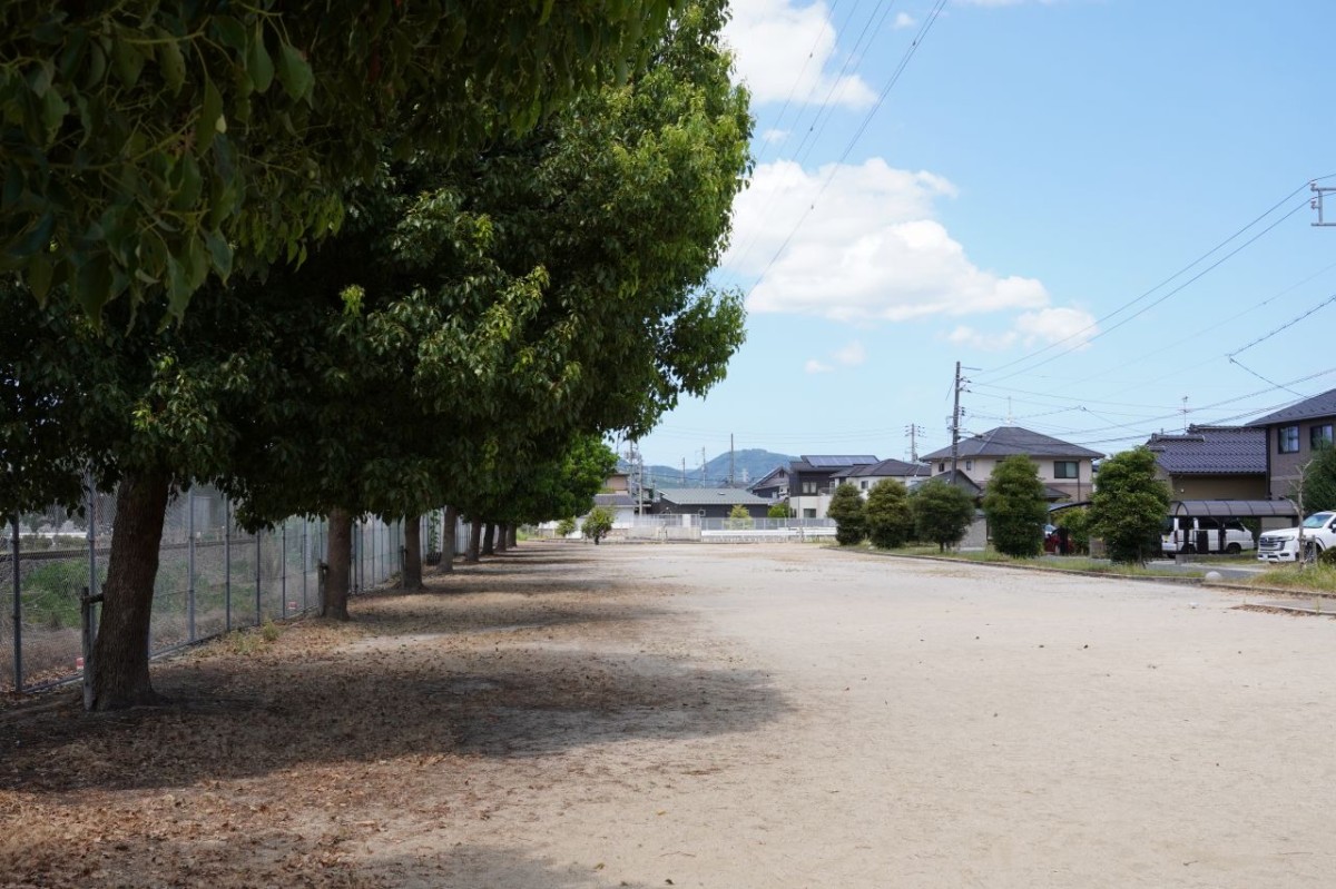 松江市東出雲町にある『錦新町公園』の全景