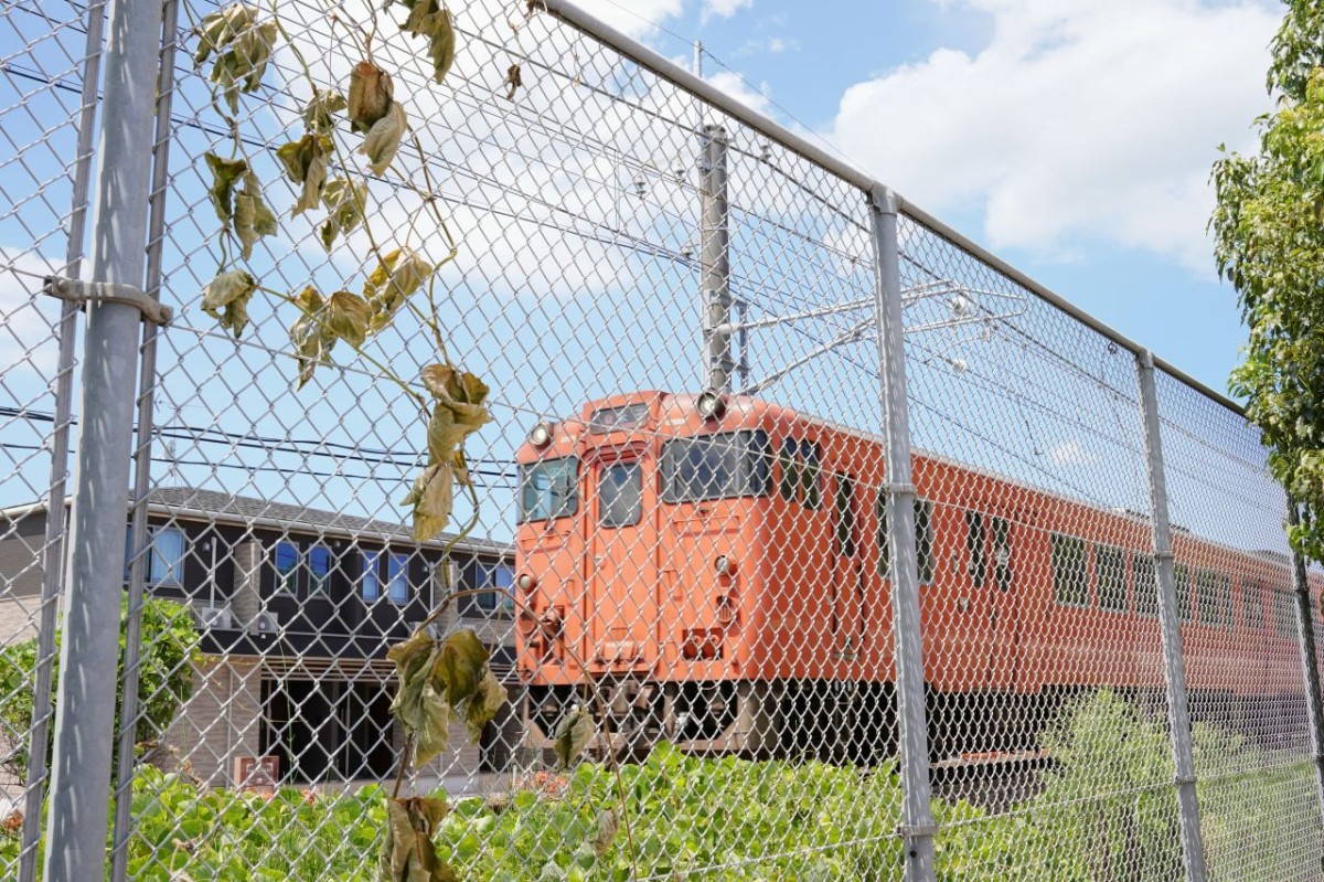 松江市東出雲町にある『錦新町公園』近くを走る列車