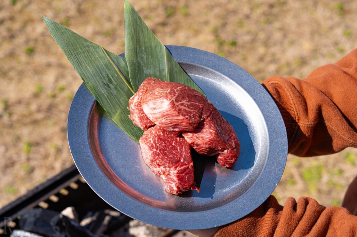 松江市八束町にある「エクストラオーディナリー プレイス モトシマ」で食べられるBBQ肉